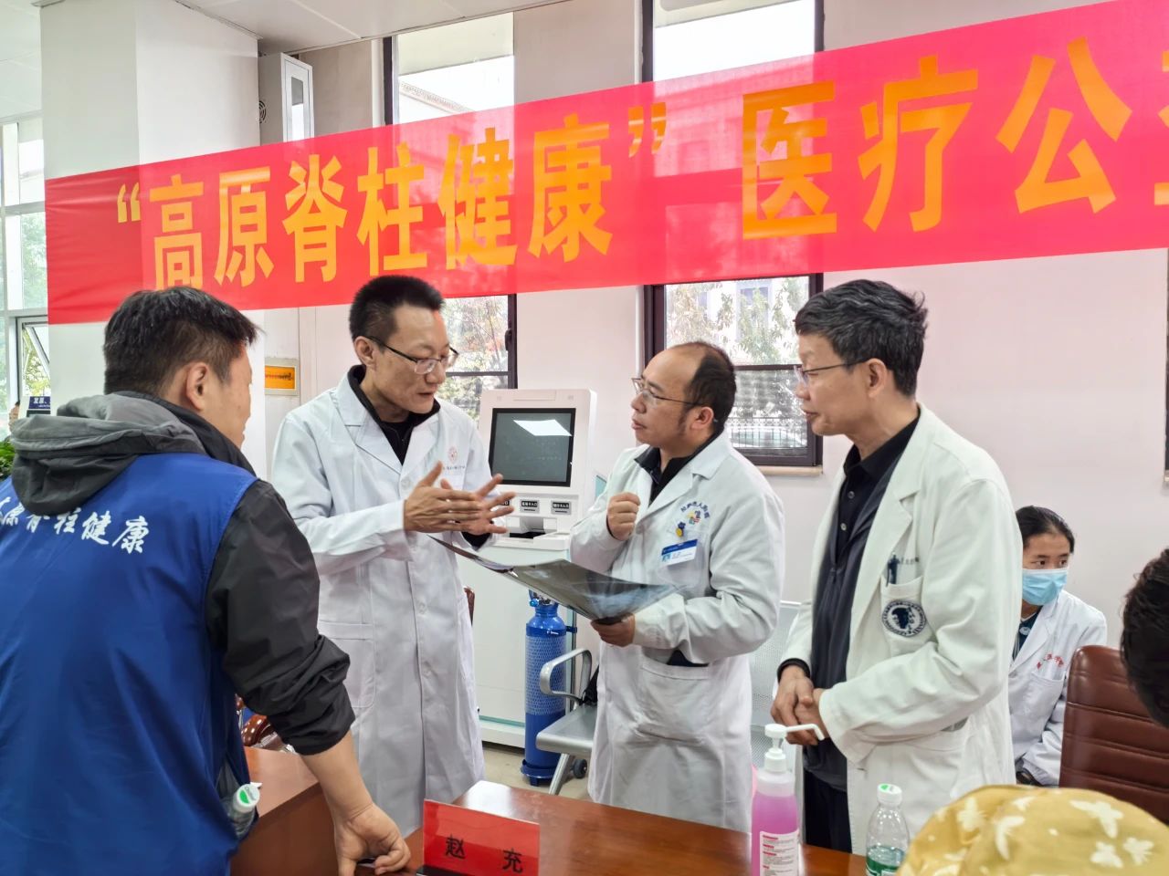 图为西藏拉萨市义诊时专家对脊柱侧弯患者会诊